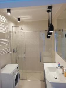 W łazience znajduje się prysznic, toaleta i umywalka. w obiekcie Apartamenty Sunandrelax Kołobrzeg - Apartament Słoneczny w Kołobrzegu