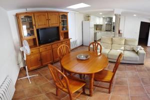 una sala de estar con una mesa y un sofá en Cal Pere de L'Onclet, en Montblanc 21 fotos más