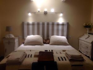 Tempat tidur dalam kamar di Il Portico Suite de Charme