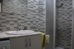 un bagno con lavandino e doccia di Holiday in Mareverde ad Adeje Altre 34 foto