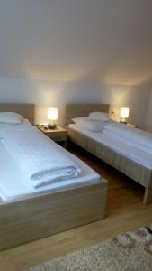 2 posti letto in una stanza con due lampade sui tavoli di Apartman AS a Livno