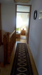 un corridoio con una scala che conduce a un soggiorno di Apartman AS a Livno