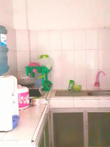 cocina con fregadero y encimera en Almira Homestay near Airport en Jambi