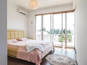 una camera con un letto e una grande finestra di RiX Sunny Apartments a Kyrenia
