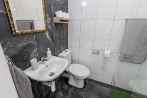 A bathroom at Best View Apartments