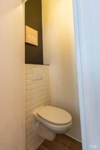 バイヨンヌにあるmagnifique appartement hypercentre toutes commoditésの部屋にある白いトイレ付きのバスルーム +16枚の写真