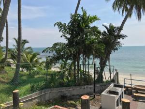 波德申的住宿－Comfy Beachfront View at Seri Bulan Condominium Teluk Kemang Beach，享有海滩美景。