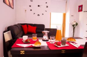 einen Tisch mit Speisen und Getränken darüber in der Unterkunft Butterfly casa vacanze in Sutri