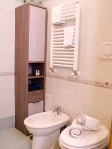 ein Badezimmer mit einem weißen WC und einem Waschbecken in der Unterkunft Butterfly casa vacanze in Sutri