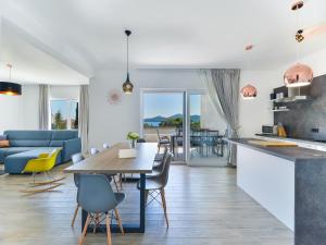 une cuisine et un salon avec une table et des chaises dans l'établissement Luxury sea view villa Biograd, à Biograd na Moru