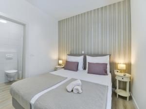 - une chambre avec un lit et une serviette blanche dans l'établissement Luxury sea view villa Biograd, à Biograd na Moru 55 autres photos