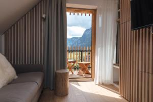 ボーヒニにあるHotel Majercaのリビングルーム(ソファ付)が備わります。バルコニーの景色を望めます。