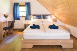 1 dormitorio con 1 cama con 2 toallas azules en ŻŁOBINA Apartament, en Wisła