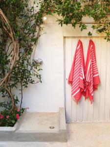 een paar rode wanten hangen aan een deur bij La maison jaune in Sète