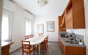 a kitchen with a table and chairs and a sink at B&B Poggiobonizio in Poggibonsi