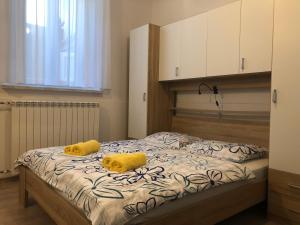 Llit o llits en una habitació de Apartments & Rooms Nardin