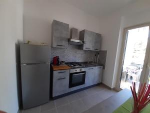 Il comprend une cuisine équipée d'un réfrigérateur et d'une cuisinière. four supérieur dans l'établissement Casa Belfiore, à Giardini Naxos