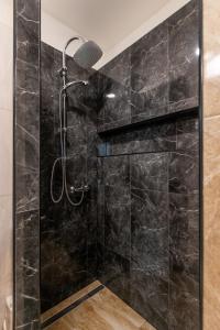 A bathroom at Best View Apartments
