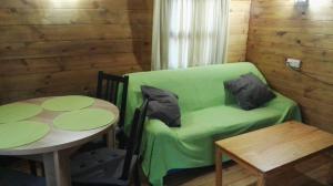 Area tempat duduk di Resort Camping Solopuent