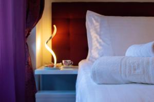 d'un lit avec une table de nuit et une lampe. dans l'établissement Center Luxury Rooms 3, à Split