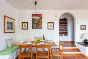 cocina y comedor con mesa y sillas en Villa BiniNina, en Binibeca
