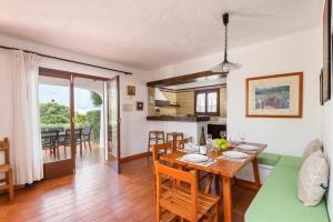 comedor y sala de estar con mesa y sillas en Villa BiniNina, en Binibeca