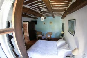 ein Schlafzimmer mit einem Bett in einem Zimmer in der Unterkunft Le Mas du Pourret in Pierrefeu-du-Var