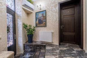 um corredor com uma porta e um vaso de plantas em Golden Light Hotel em Tbilisi