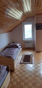 ein Schlafzimmer mit einem großen Bett und einem Fenster in der Unterkunft Chata Sobolice - Všemina in Všemina