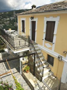 En balkong eller terrasse på Liana's dollhouse in Agios Georgios Nilias, Pelion