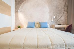 sypialnia z dużym łóżkiem z niebieskimi poduszkami w obiekcie W&K Apartments - Moon Suite w Koszalinie