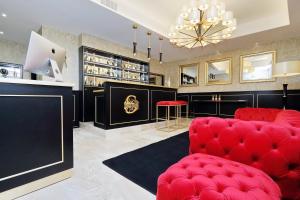a living room with a red couch and a bar at Spanish Diamond Luxury Suites & Jacuzzi in Rome