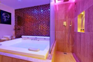 un ampio bagno con vasca e doccia di Spanish Diamond Luxury Suites & Jacuzzi a Roma Altre 37 foto