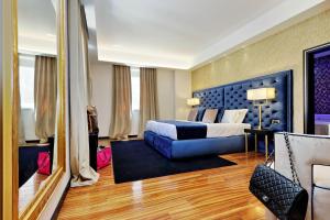 una camera d'albergo con un letto e un divano di Spanish Diamond Luxury Suites & Jacuzzi a Roma
