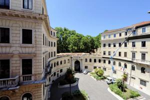 vista aerea sul cortile di un edificio di Spanish Diamond Luxury Suites & Jacuzzi a Roma