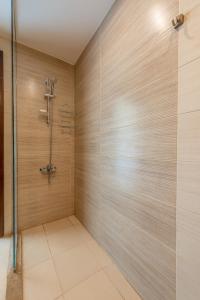 y baño con ducha y paredes de madera. en Golden Apartments Pool View 1-Bedroom Apartment in G-Cribs, El Gouna, en Hurghada