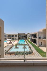 vistas a un edificio con piscina en Golden Apartments Pool View 1-Bedroom Apartment in G-Cribs, El Gouna, en Hurghada