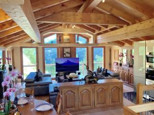 TV a/nebo společenská místnost v ubytování Stirling Luxury Chalet & Spa