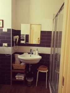 een badkamer met een wastafel en een douche bij Paneolio Food and Drink B&B in Poggio Picenze