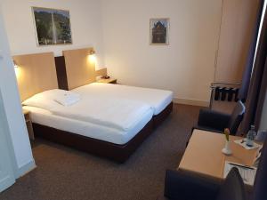 a hotel room with a bed and a desk at Hotel zum Anker in Andernach