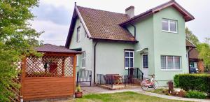 een huis met een hek en een fiets geparkeerd voor de deur bij Pokoje u Stasi in Stegna