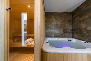 Koupelna v ubytování Hotel A Curuxa Wellness