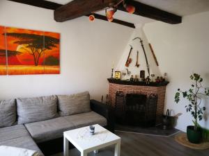 ein Wohnzimmer mit einem Sofa und einem Kamin in der Unterkunft Ferienwohnung am Finkenherd in Dankerode