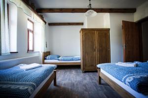 Postel nebo postele na pokoji v ubytování Chalupa U Ježka