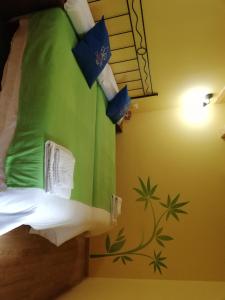 A bed or beds in a room at Hosteria Calixtino