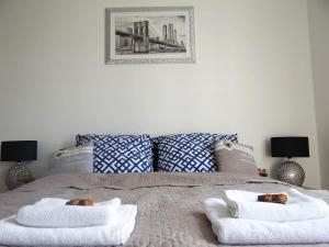 sypialnia z dwoma ręcznikami na łóżku w obiekcie Beautiful City Centre Apartament w Krakowie