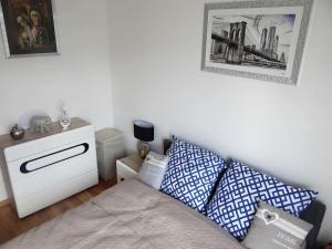 Łóżko lub łóżka w pokoju w obiekcie Beautiful City Centre Apartament