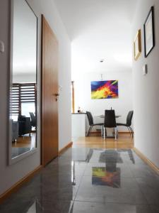 Televízia a/alebo spoločenská miestnosť v ubytovaní Beautiful City Centre Apartament + 4 fotografie