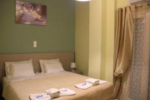 una camera da letto con un letto con asciugamani sopra di Chania City Home a Chania
