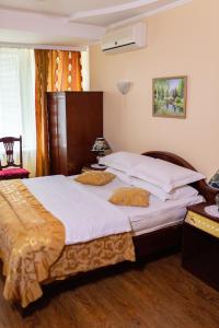 Ένα ή περισσότερα κρεβάτια σε δωμάτιο στο Vila Muntenia Hotel